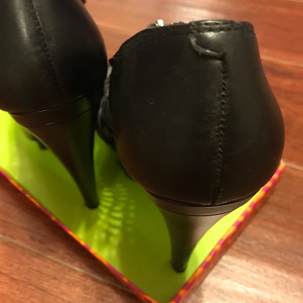 Shoes - Picture 6 of 8